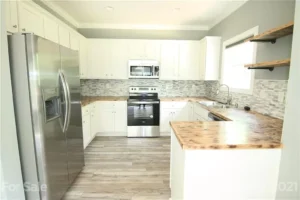 2040 N New Hope Road - Kitchen